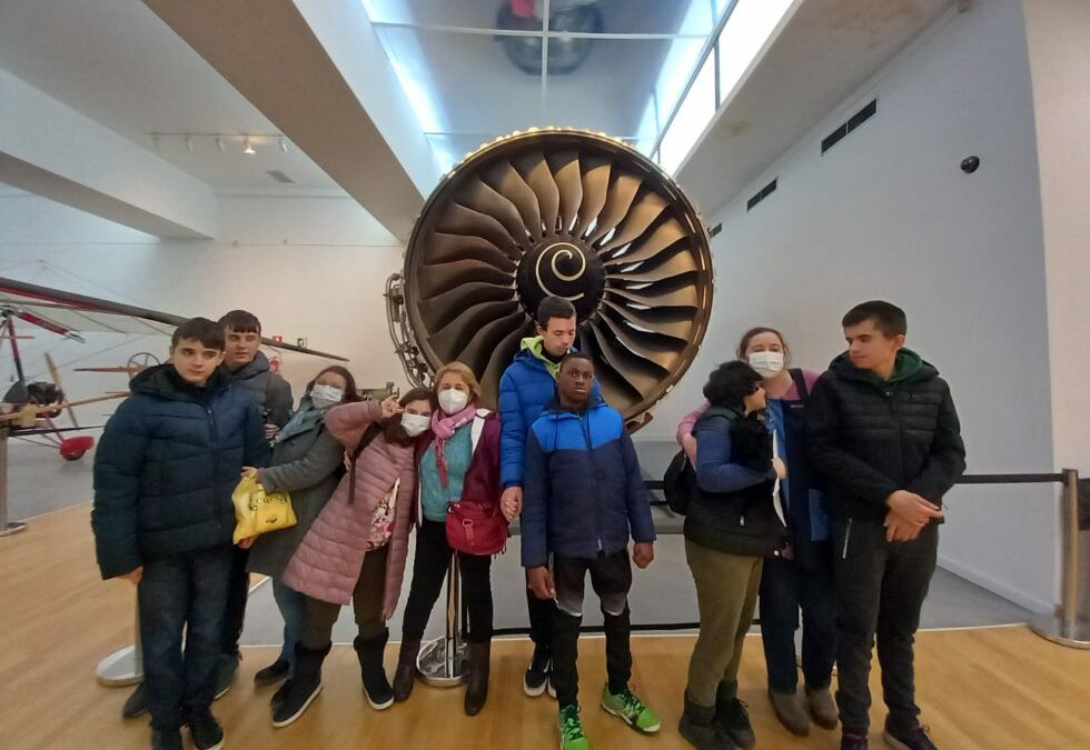Los alumnos del Aula específica visitan el aeropuerto.